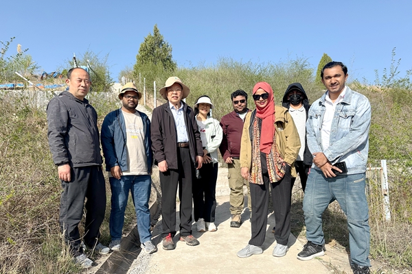 无码流出
专家带领亚太森林留学生在榆林学习综合治沙以及黄土高原水土保持治理技术600.jpg